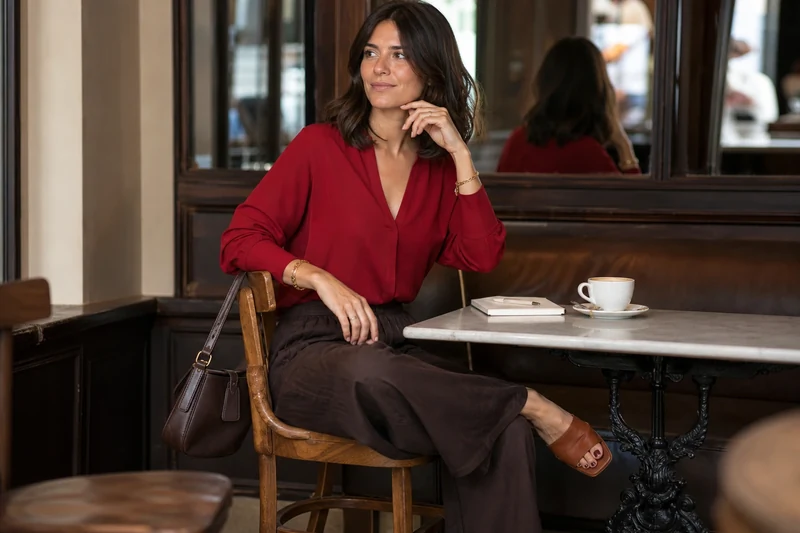 Association rouge cerise et chocolat dans un café parisien, look transition jour-soir