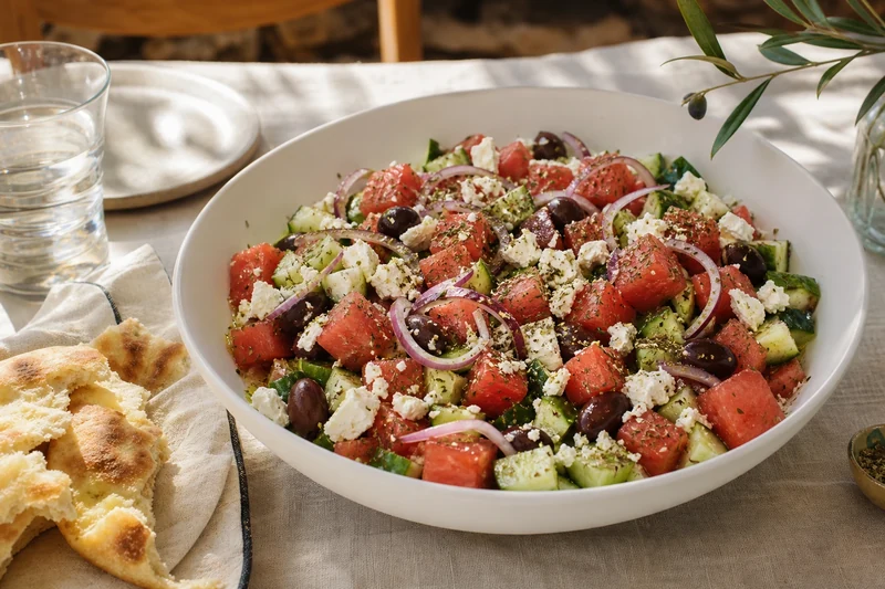 Variante grecque de la salade pastèque feta avec concombre, olives Kalamata et oignon rouge
