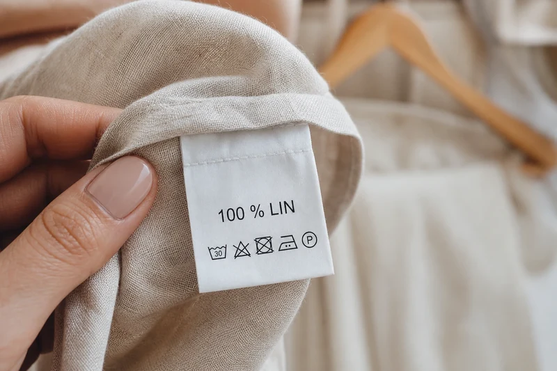 Étiquette 100 % lin sur un vêtement en boutique