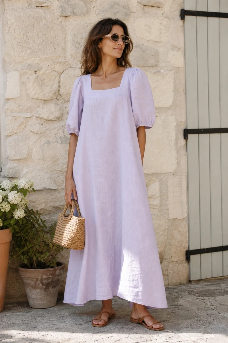 Tenue 1 : robe maxi en lin lavé lilas, sandales plates en cuir et panier en raphia