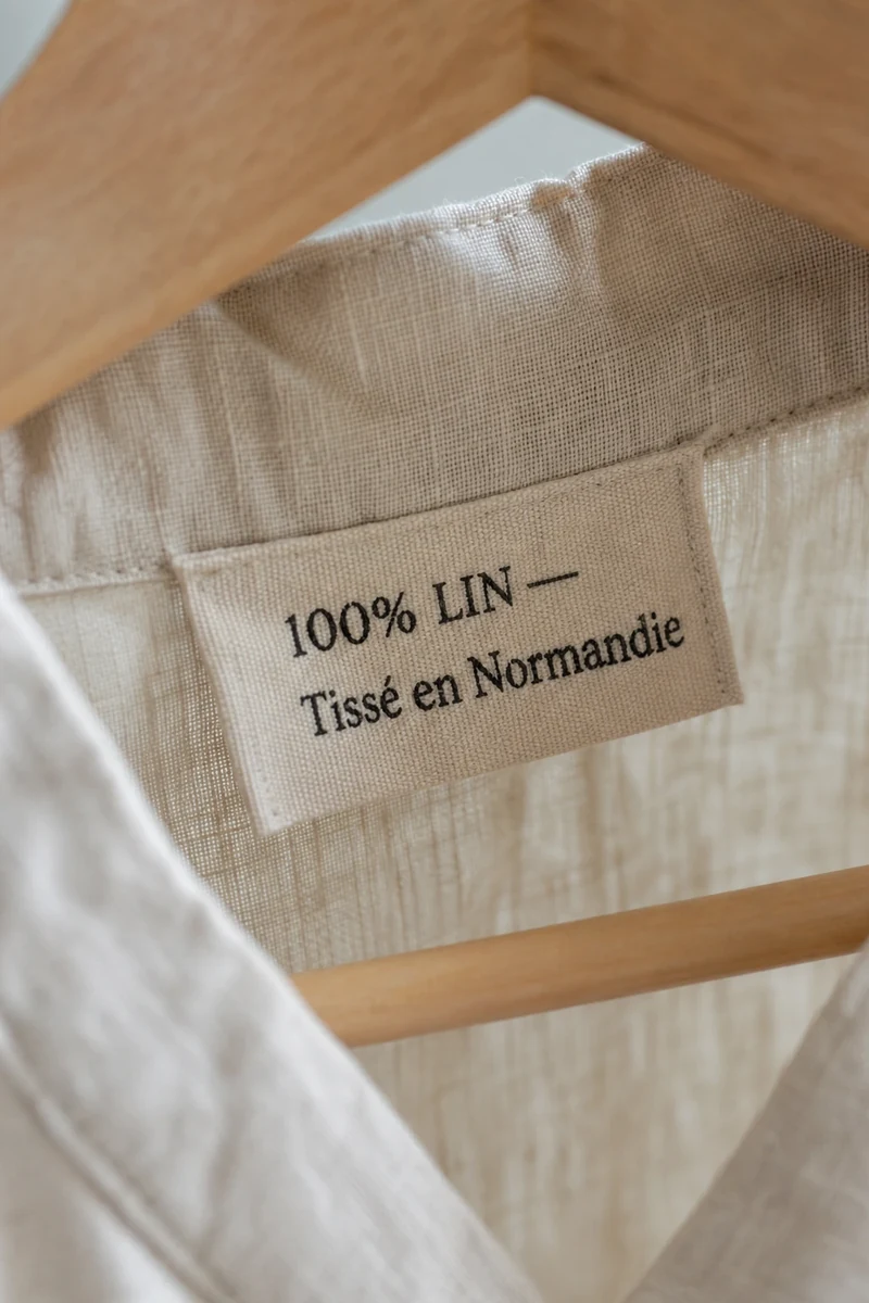 Étiquette de chemise indiquant lin tissé en Normandie