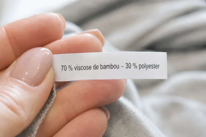 Gros plan sur une étiquette de vêtement mentionnant viscose de bambou et polyester