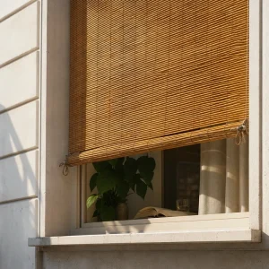 Store à lattes de bambou DIY fixé à l'extérieur d'une fenêtre française pour bloquer la chaleur estivale