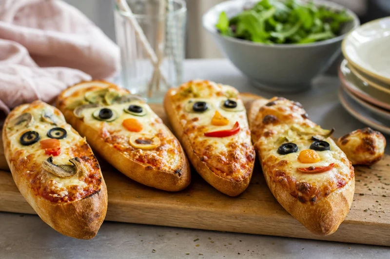Pizza-baguettes visages rigolos pour anniversaire d'enfants