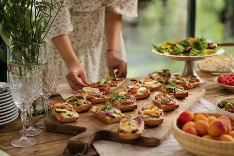 Buffet de pizza-baguettes multi-garnitures sur planche en bois, dressage garden-party