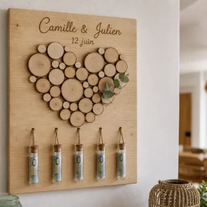 Tableau en bois avec cœur en rondelles de bouleau et éprouvettes contenant des billets, cadeau pour noces de bois