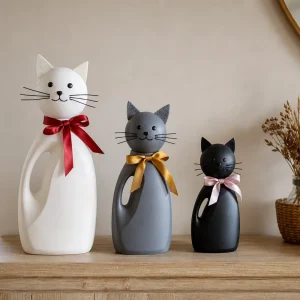 Trois chats déco DIY fabriqués avec des bidons de lessive vides peints en blanc, gris et noir