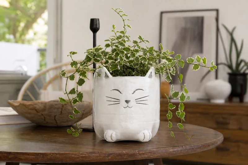 Cache-pot chat en bouteille plastique après application de la peinture acrylique blanche
