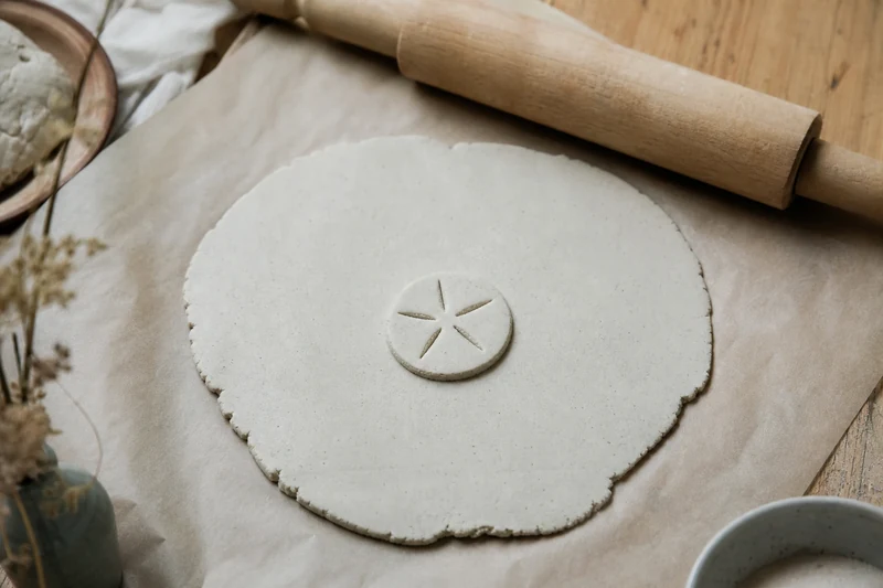 Formation d'une étoile de mer en pâte à sel : incisions des cinq bras au couteau
