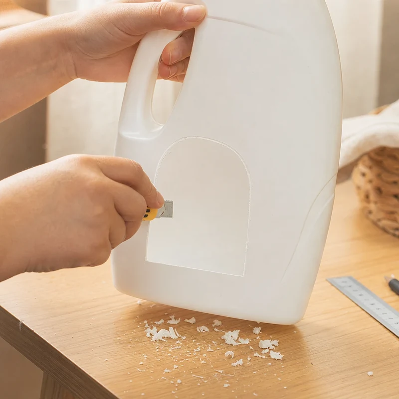 Découper les ouvertures au cutter dans le flacon