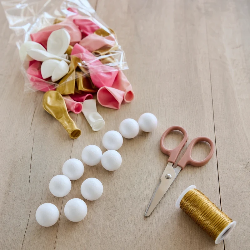 Matériel de la méthode 1 : ballons de baudruche, boules polystyrène, ciseaux et fil floral