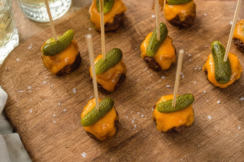 Mini-brochettes façon cheeseburger avec cheddar fondu et cornichon