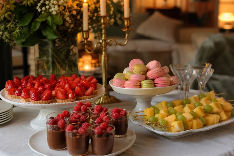 Buffet de pièces sucrées de fin d'apéro : tartelettes aux fraises, mini-macarons et brochettes de fruits