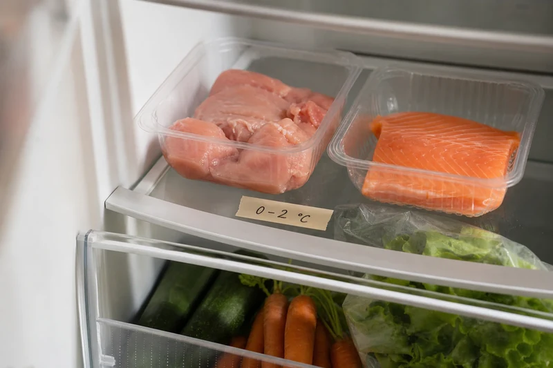 Viande et poisson placés dans la zone la plus froide du frigo au-dessus du bac à légumes