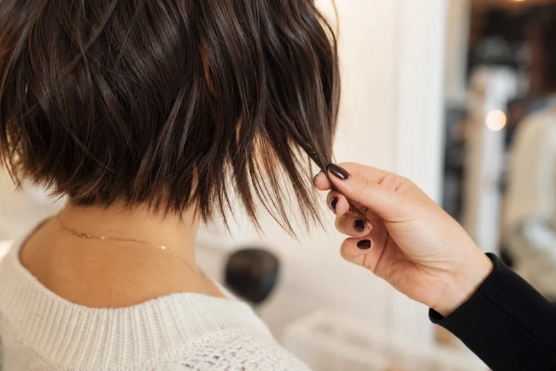 Gros plan sur les pointes texturisées et irrégulières d'un ripped bob, obtenues par la technique du point cutting.