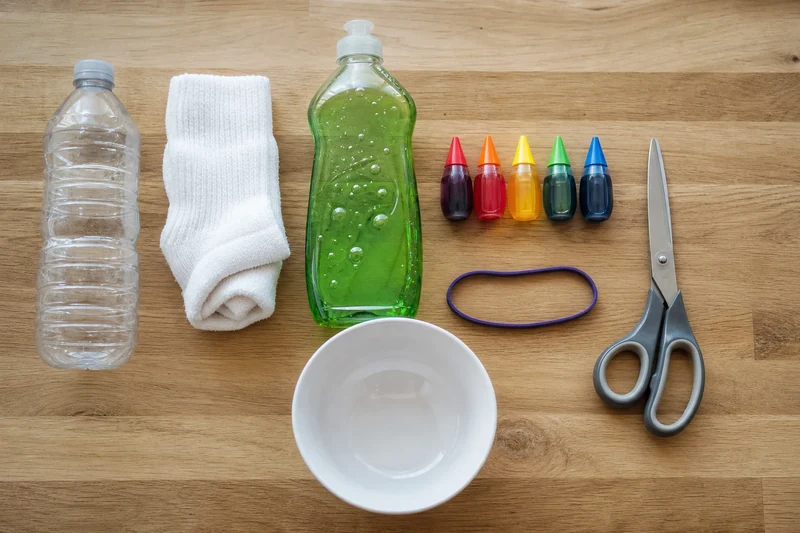 Matériel à plat pour fabriquer un serpent de bulles : bouteille, chaussette, colorants alimentaires