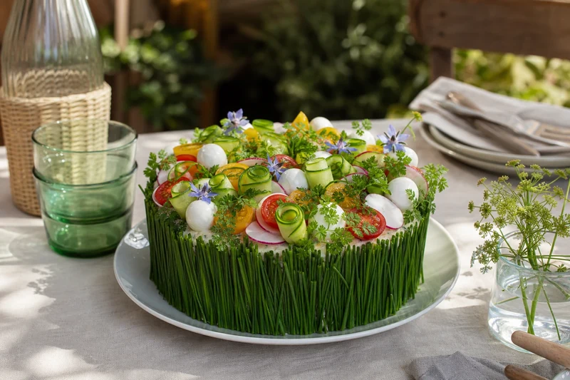 Smörgåstårta végétarienne au fromage frais avec mini-mozzarella, tomates cerises, concombre et radis