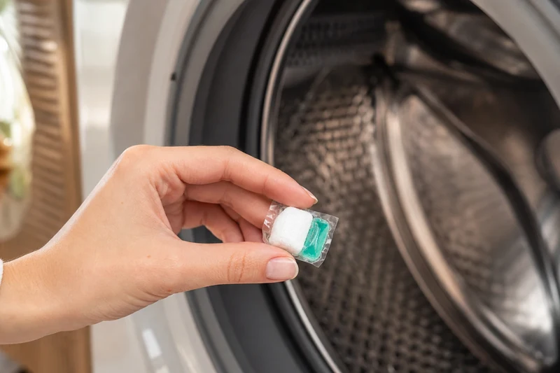 Placement de la tablette lave-vaisselle directement dans le tambour vide, pas dans le bac à lessive.