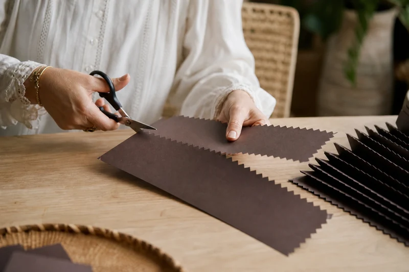 Découpe des bandes zigzag en canson marron pour former le cœur du tournesol