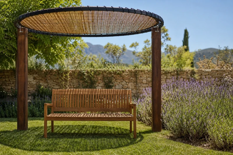 Cadre de trampoline reconverti en ombrière pergola au-dessus d'un banc de jardin