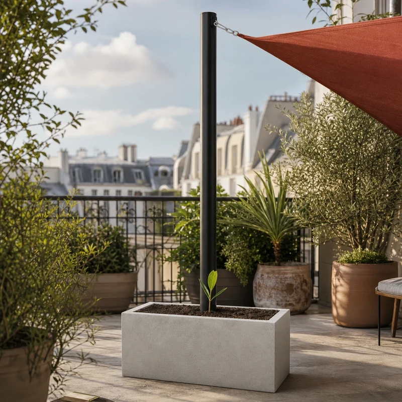 Jardinière en pierre reconstituée servant d'ancrage lesté pour voile d'ombrage sur balcon parisien