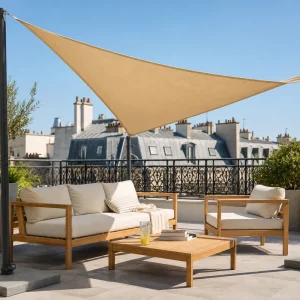 Voile d'ombrage triangulaire beige tendue sur trois mâts autoportants lestés au-dessus d'une terrasse française